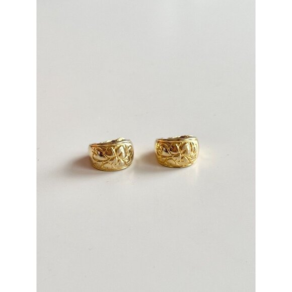 Vintage LIZ CLAIBORNE Gold Tone Leaf Embossed Clip On Huggie Hoop Earrings - Picture 2 of 11